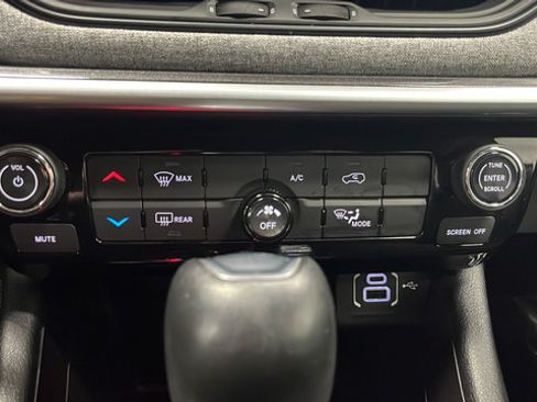 Used 2023 Jeep Compass Latitude AWD/4WD image 17