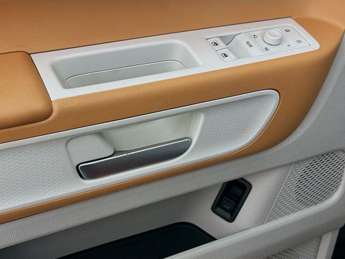 Used 2025 Volkswagen ID. Buzz 1st Edition RWD image 15