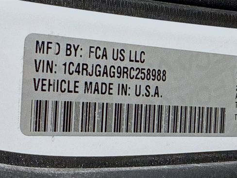 Used 2024 Jeep Grand Cherokee Laredo X image 40