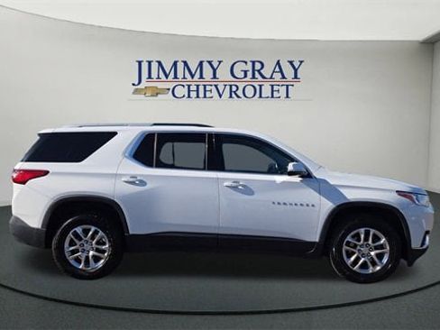 Used 2018 Chevrolet Traverse LT image 2