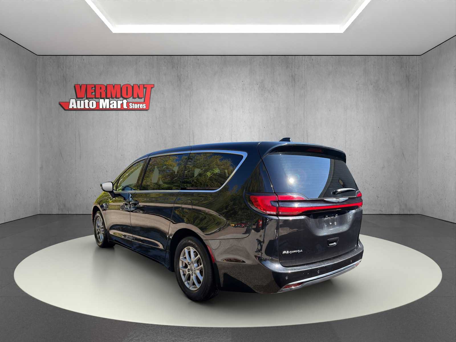 Used 2023 Chrysler Pacifica Touring-L FWD image 6