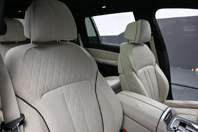 Used 2021 BMW X7 xDrive40i w/ M Sport Package AWD/4WD image 34