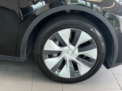 Used 2023 Tesla Model Y 2WD image 7