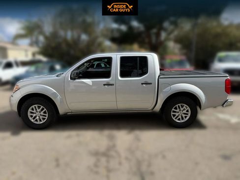 Used 2015 Nissan Frontier SV image 2