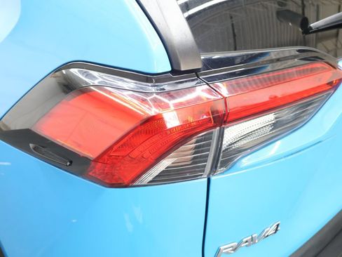 Used 2021 Toyota RAV4 LE AWD/4WD image 29