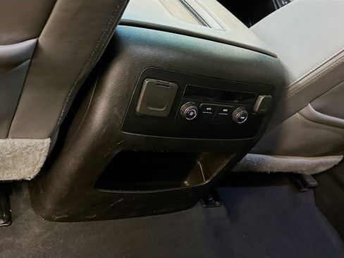 Used 2019 Chevrolet Suburban LT image 28