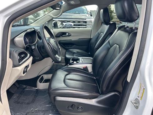 Used 2023 Chrysler Pacifica Touring-L FWD image 8
