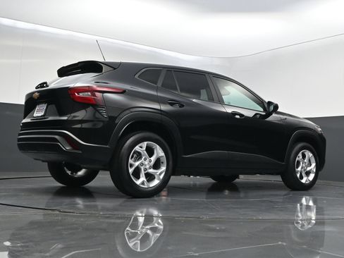 Used 2025 Chevrolet Trax LS w/ LS Convenience Package FWD image 34