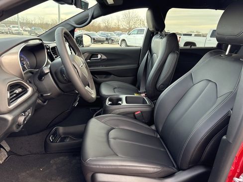 New 2026 Chrysler Voyager LX image 9