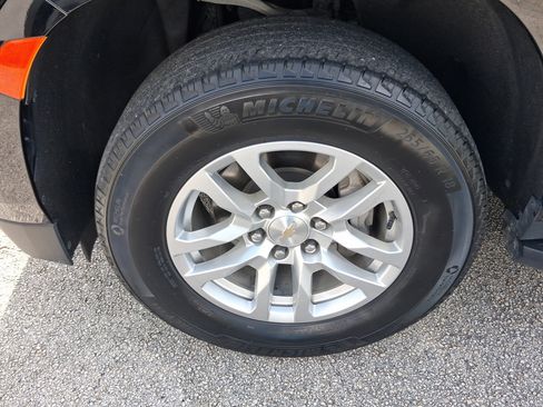 Used 2024 Chevrolet Suburban LT RWD image 18