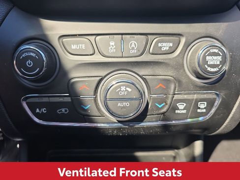 Used 2019 Jeep Cherokee Limited w/ Luxury Group FWD image 27