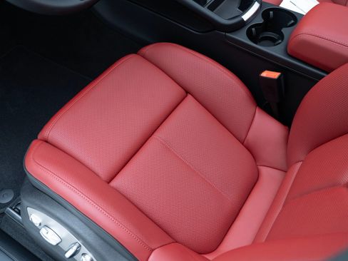 Used 2026 Porsche Macan AWD/4WD image 16