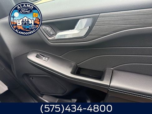 New 2026 Ford Escape SE w/ PHEV Premium Package FWD image 18