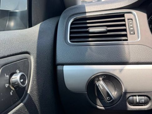 Used 2013 Volkswagen Jetta SE FWD image 19