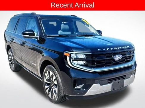 Used 2025 Ford Expedition Platinum w/ Driver's Package AWD/4WD image 3