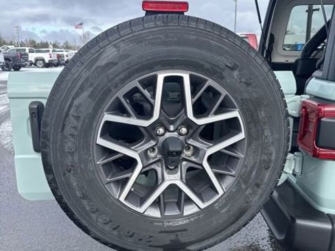 Used 2024 Jeep Wrangler Unlimited Sahara w/ Technology Group AWD/4WD image 17