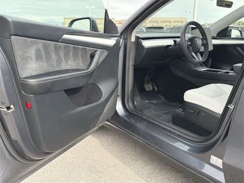 Used 2023 Tesla Model Y Long Range image 17