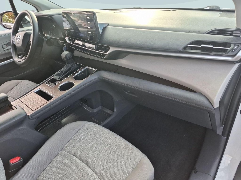 Used 2024 Toyota Sienna LE AWD/4WD image 29