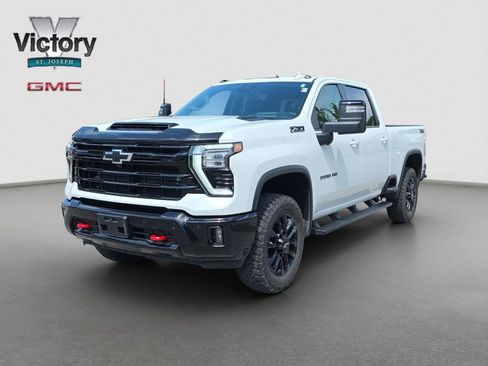 Used 2025 Chevrolet Silverado 3500 LTZ w/ Trail Boss Package AWD/4WD image 3