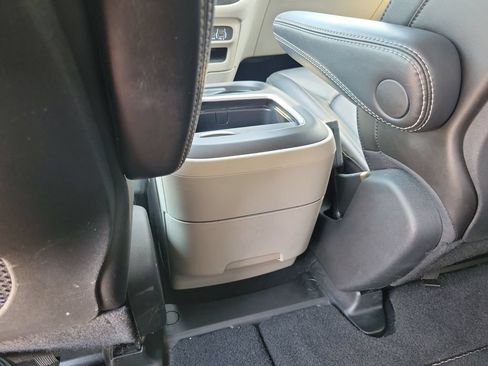 Used 2023 Chrysler Pacifica Touring-L FWD image 12