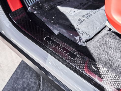 Used 2024 Rolls-Royce Cullinan Black Badge w/ Dark Exterior Package image 39