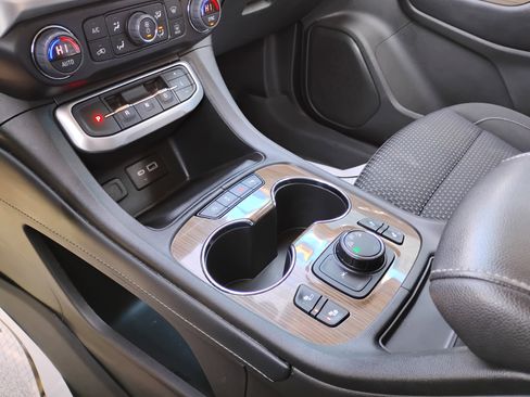 Used 2023 GMC Acadia SLE w/ Driver Convenience Package image 13