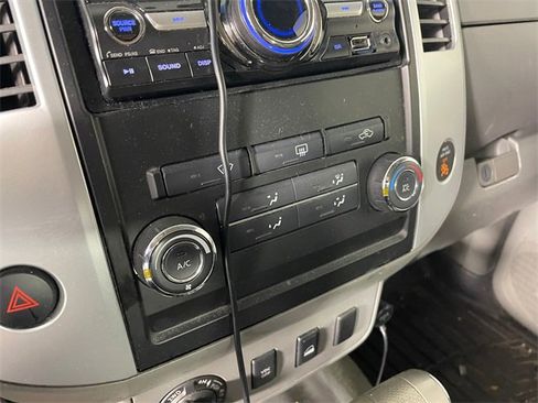 Used 2010 Nissan Frontier SE image 8