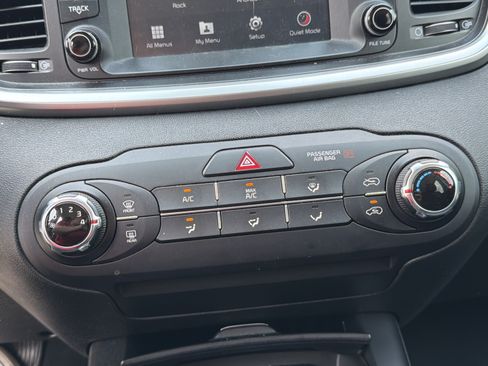 Used 2020 Kia Sorento LX FWD image 13