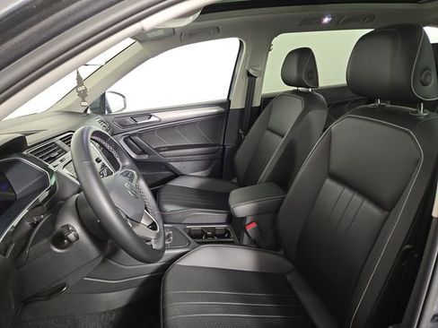 Used 2024 Volkswagen Tiguan SE w/ Panoramic Sunroof Package FWD image 16