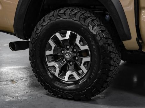 Used 2020 Toyota Tacoma TRD Off-Road w/ Advanced Technology Package AWD/4WD image 56