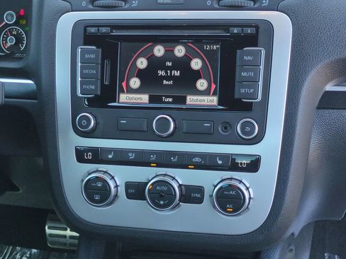 Used 2014 Volkswagen Eos FWD image 16
