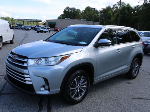 Used 2018 Toyota Highlander XLE FWD image 1