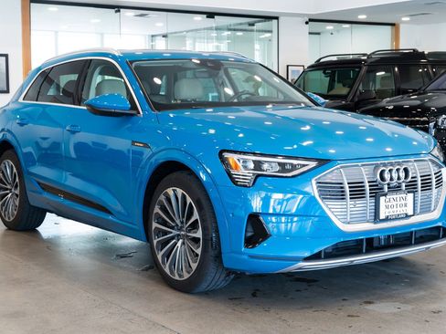 Used 2019 Audi e-tron Prestige w/ Prestige Package image 3