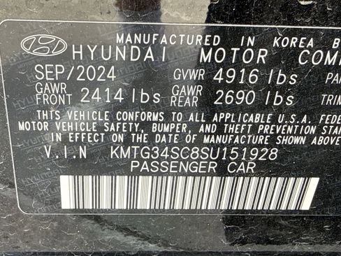 Used 2025 Genesis G70 2.5T image 36