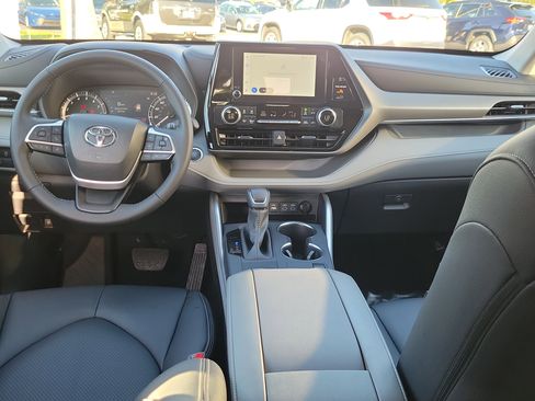Used 2025 Toyota Highlander LE image 10