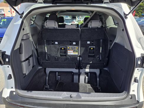 Used 2024 Toyota Sienna LE FWD image 27
