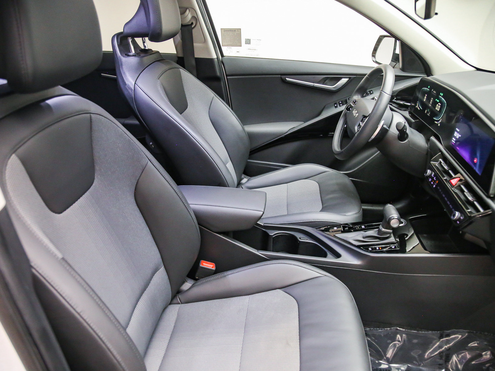 Used 2024 Kia Niro EX Touring FWD image 17