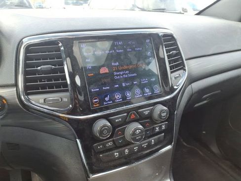 Used 2019 Jeep Grand Cherokee Altitude image 12