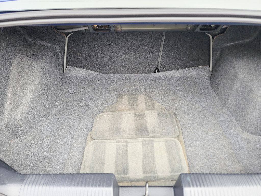 Used 2005 Ford Focus ZX4 Sedan FWD image 12