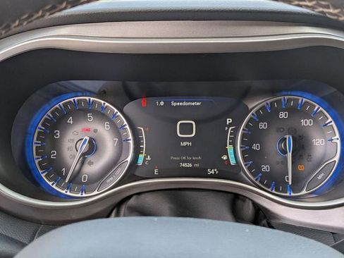 Used 2023 Chrysler Pacifica Touring-L FWD image 17