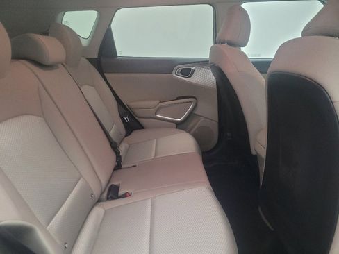 Used 2025 Kia Soul LX w/ LX Technology Package FWD image 19