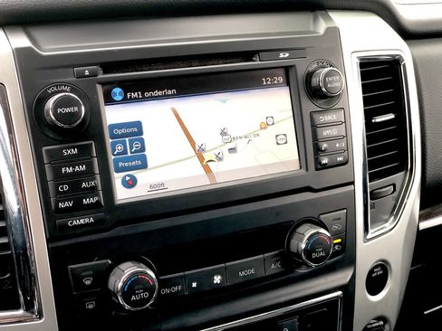 Used 2018 Nissan Titan SV w/ SV Convenience Package image 21