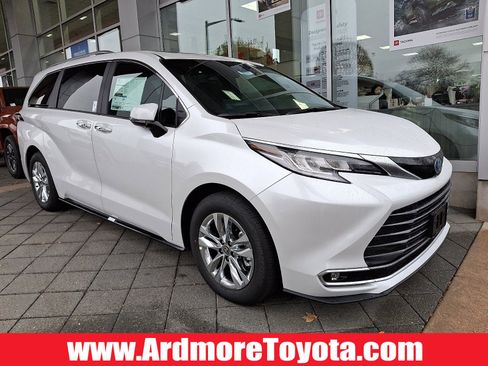 New 2025 Toyota Sienna Limited image 1