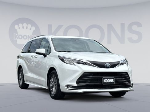 Used 2023 Toyota Sienna XLE FWD image 10