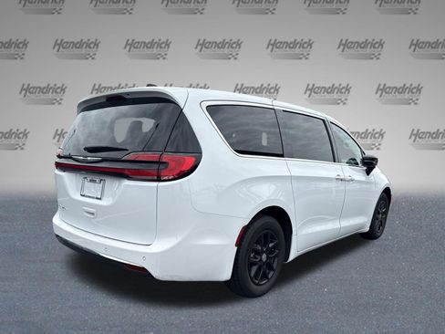 Used 2024 Chrysler Pacifica Touring-L FWD image 7