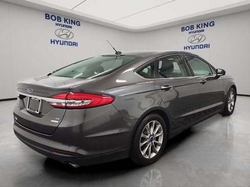 Used 2017 Ford Fusion SE w/ Fusion SE Technology Package FWD image 5