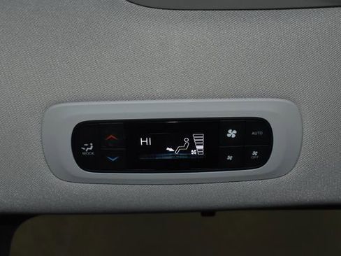 Certified 2024 Chrysler Pacifica Touring-L image 31