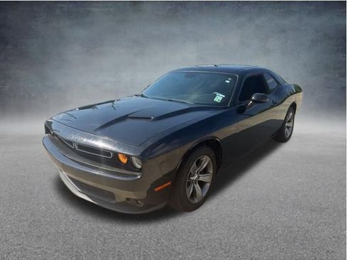 Used 2015 Dodge Challenger SXT RWD image 2