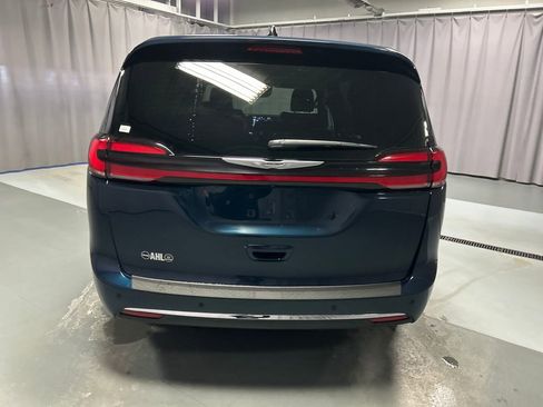 Used 2025 Chrysler Pacifica Select image 6