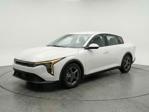 Used 2025 Kia K4 LXS image 3